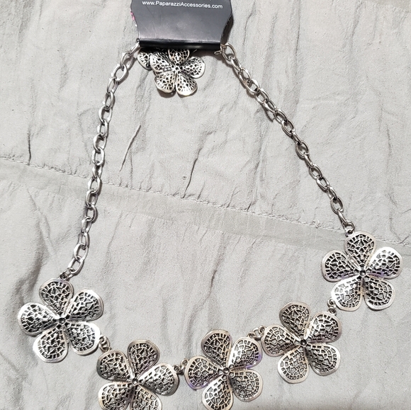 Paparazzi Silver Mesh Flower Statement Necklace & Earring Set - Picture 3 of 16